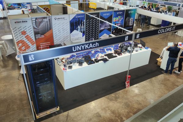 UNYKAch_Binary_Stand01